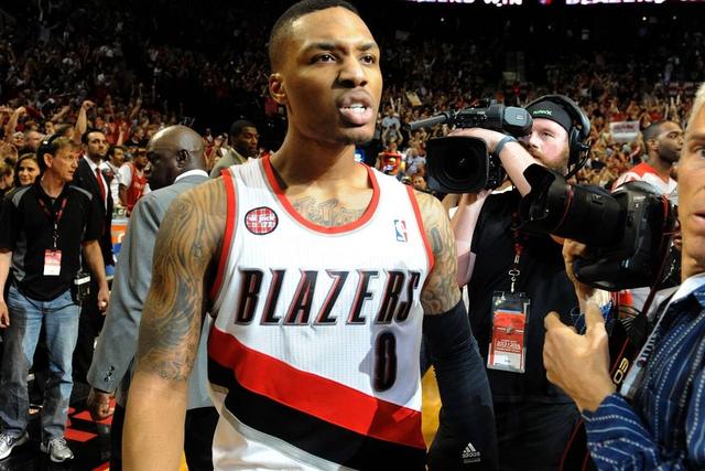 巴神时隔1701天重返意甲 球迷想要球衣巴神脱球裤